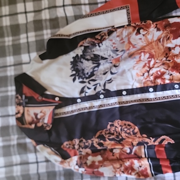 Too small - Picture 1 of 3